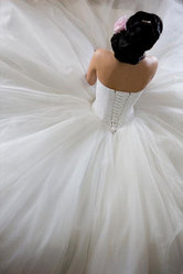 Красивое счастливое свадебное платье