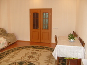 мягкая мебель светлого цвета.